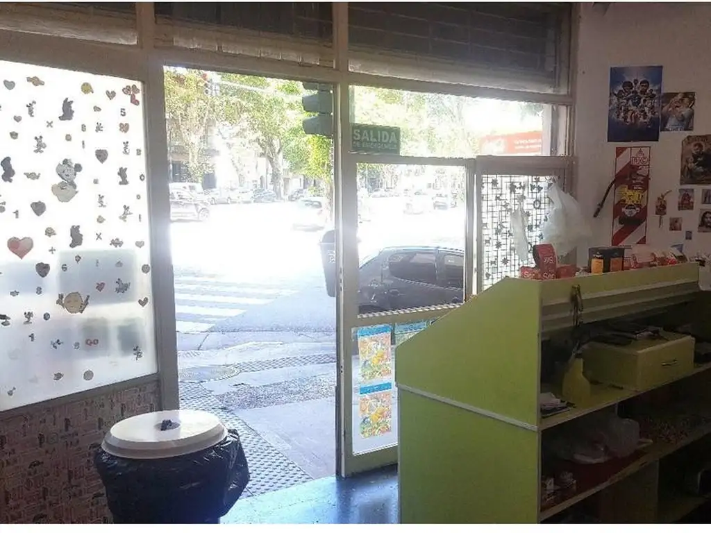 Foto de Se escuchan ofertas Local en ESQUINA. Sobre Av.H.Pueyrredon “esquina, imagen 1