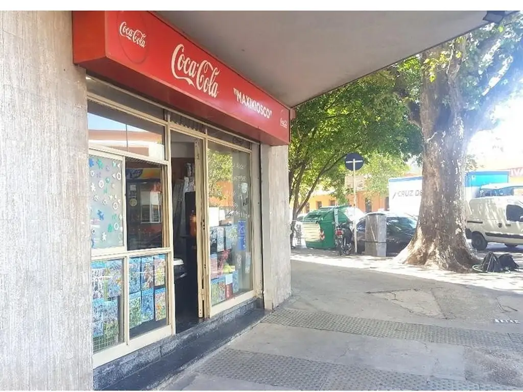 Foto de Se escuchan ofertas Local en ESQUINA. Sobre Av.H.Pueyrredon “esquina, imagen 2