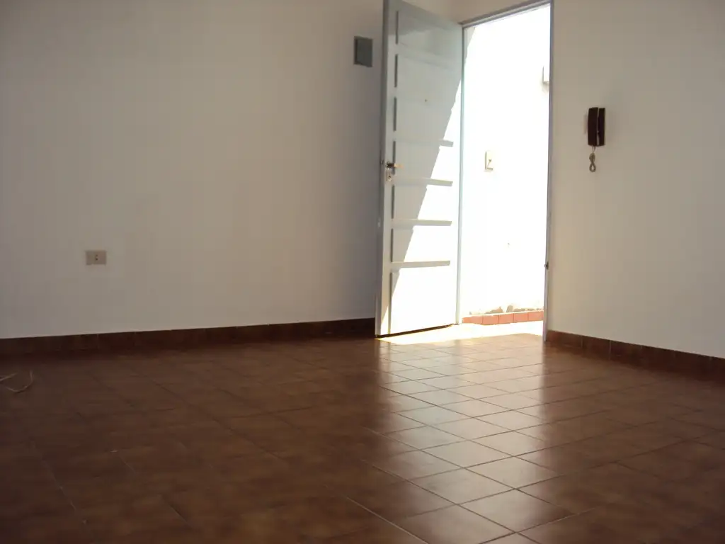 Foto de 2 AMBIENTES TIPO CASA CON PATIO Y TERRAZA SIN EXPENSAS A METROS DE AV, imagen 2