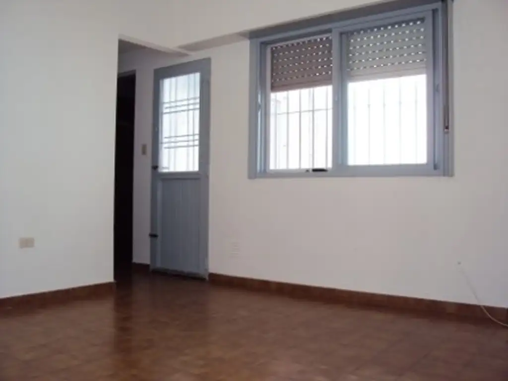 Foto de 2 AMBIENTES TIPO CASA CON PATIO Y TERRAZA SIN EXPENSAS A METROS DE AV, imagen 4