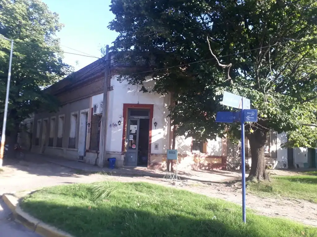 Foto de Antigua propiedad ubicada en la localidad de Santa Lucía, Partido de, imagen 1