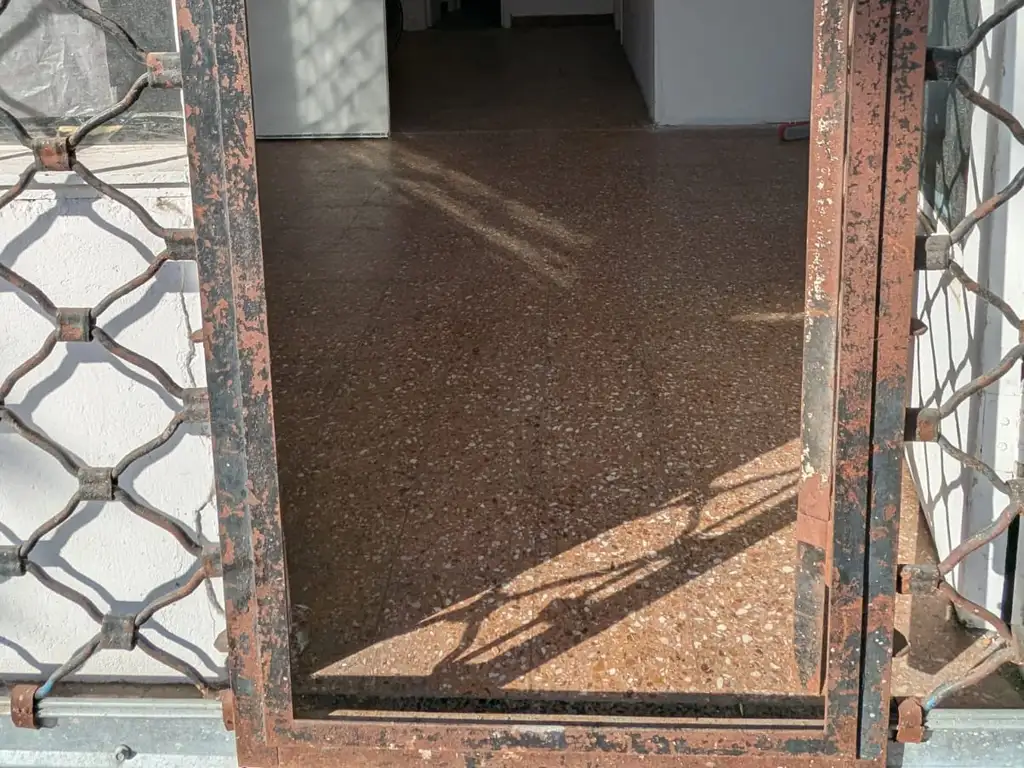 Foto de Local con entrepiso en alquiler - Sin expensas, imagen 2