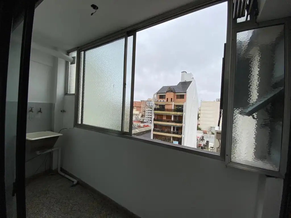 Foto de Departamento de 2 ambientes espaciosos con balcon cubierto y vista, imagen 2