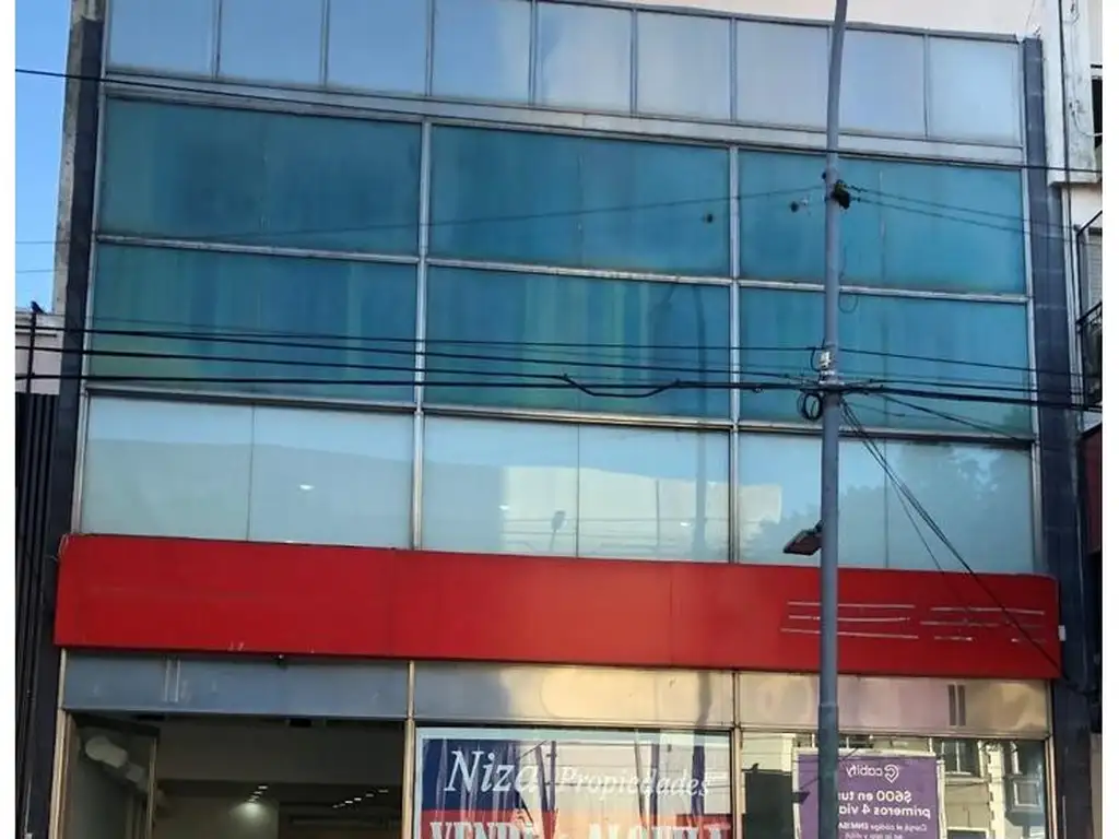 Foto de Excelente local sobre Av Libertador. Gran vidriera. Lote propio. Doble, imagen 2