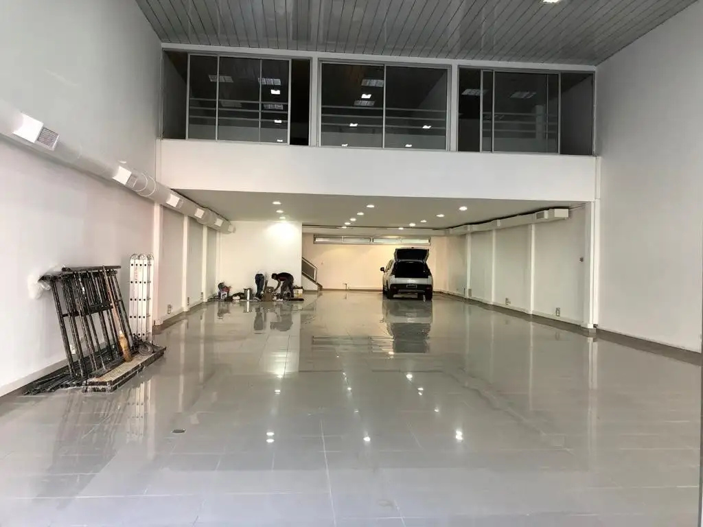 Foto de Excelente local sobre Av Libertador. Gran vidriera. Lote propio. Doble, imagen 1