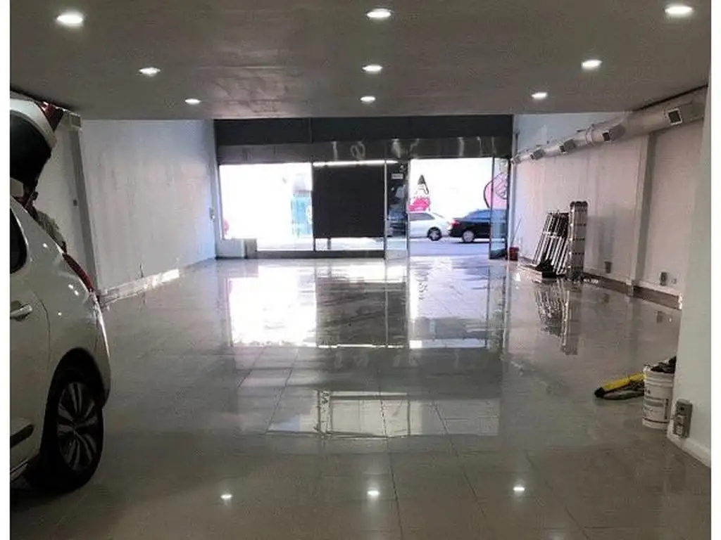 Foto de Excelente local sobre Av Libertador. Gran vidriera. Lote propio. Doble, imagen 4