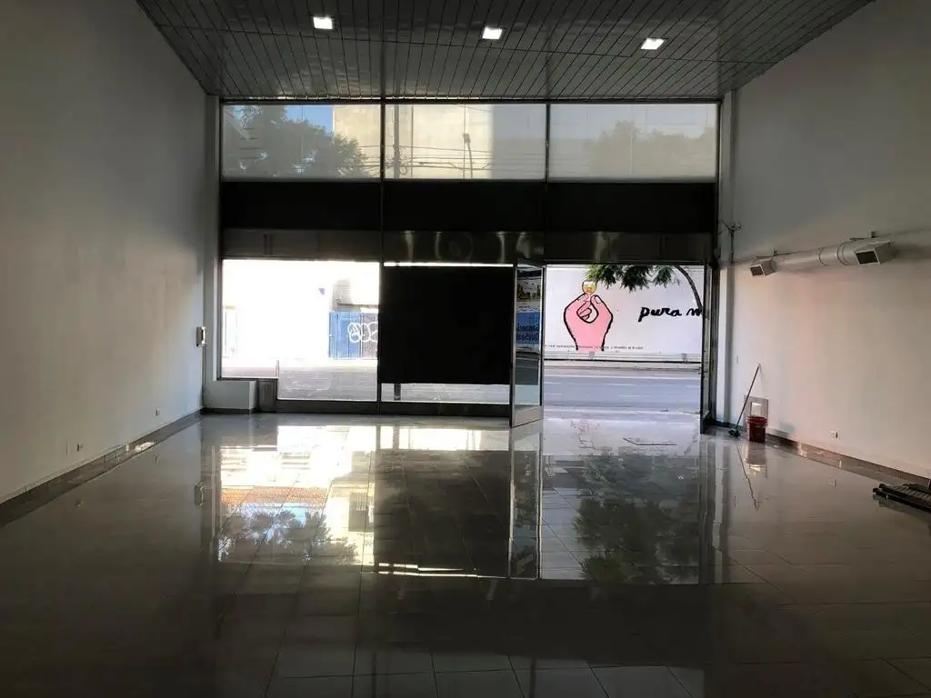 Foto de Excelente local sobre Av Libertador. Gran vidriera. Lote propio. Doble, imagen 5