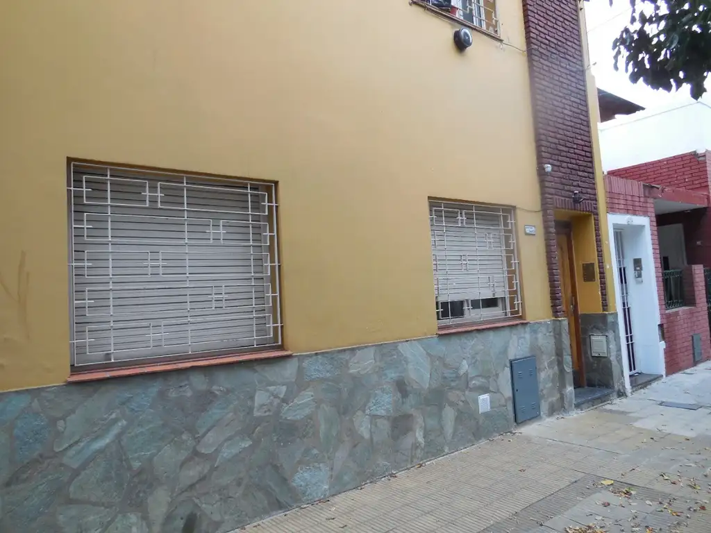 Foto de VENTA DEPARTAMENTO 3 AMBIENTES EN PLANTA BAJA AL FRENTE SIN EXPENSAS, imagen 1