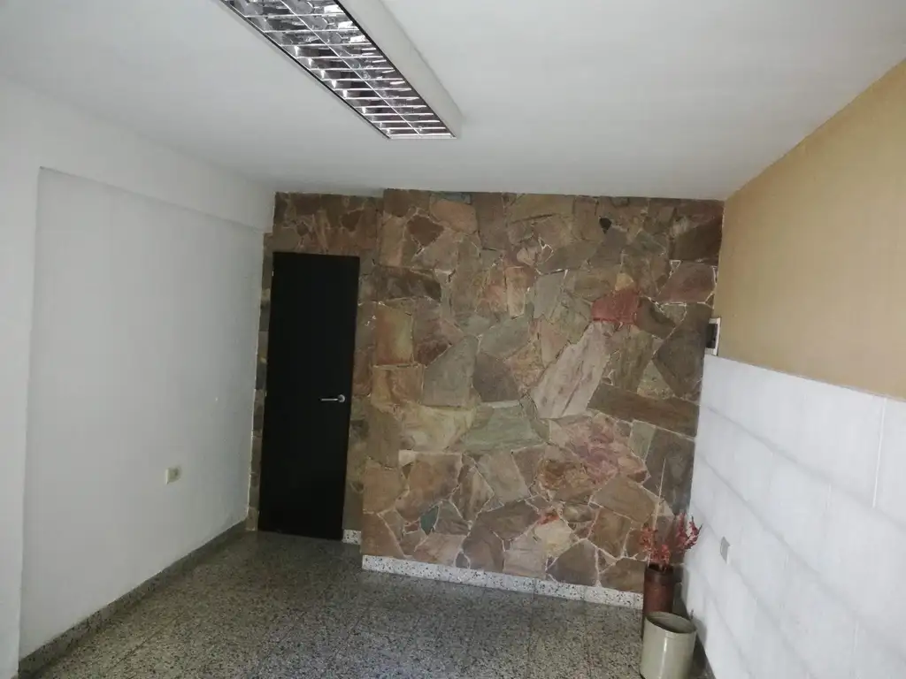 Foto de Local / Oficina 59 entre 10 y 11 Baño. Buena ubicación. Zona Céntrica, imagen 3