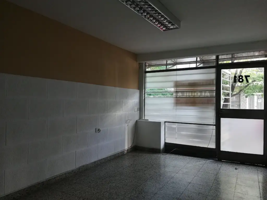 Foto de Local / Oficina 59 entre 10 y 11 Baño. Buena ubicación. Zona Céntrica, imagen 2