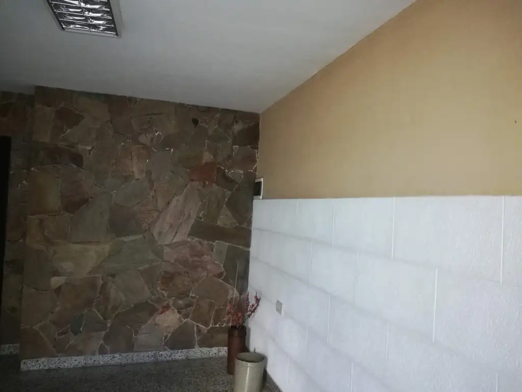 Foto de Local / Oficina 59 entre 10 y 11 Baño. Buena ubicación. Zona Céntrica, imagen 1