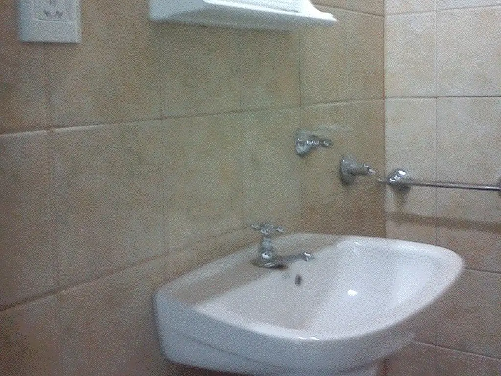 Foto de Local / Oficina 59 entre 10 y 11 Baño. Buena ubicación. Zona Céntrica, imagen 4