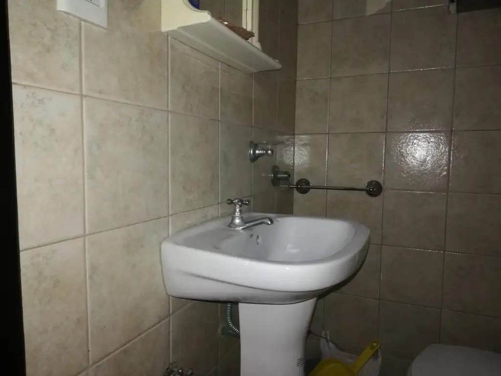 Foto de Local / Oficina 59 entre 10 y 11 Baño. Buena ubicación. Zona Céntrica, imagen 5