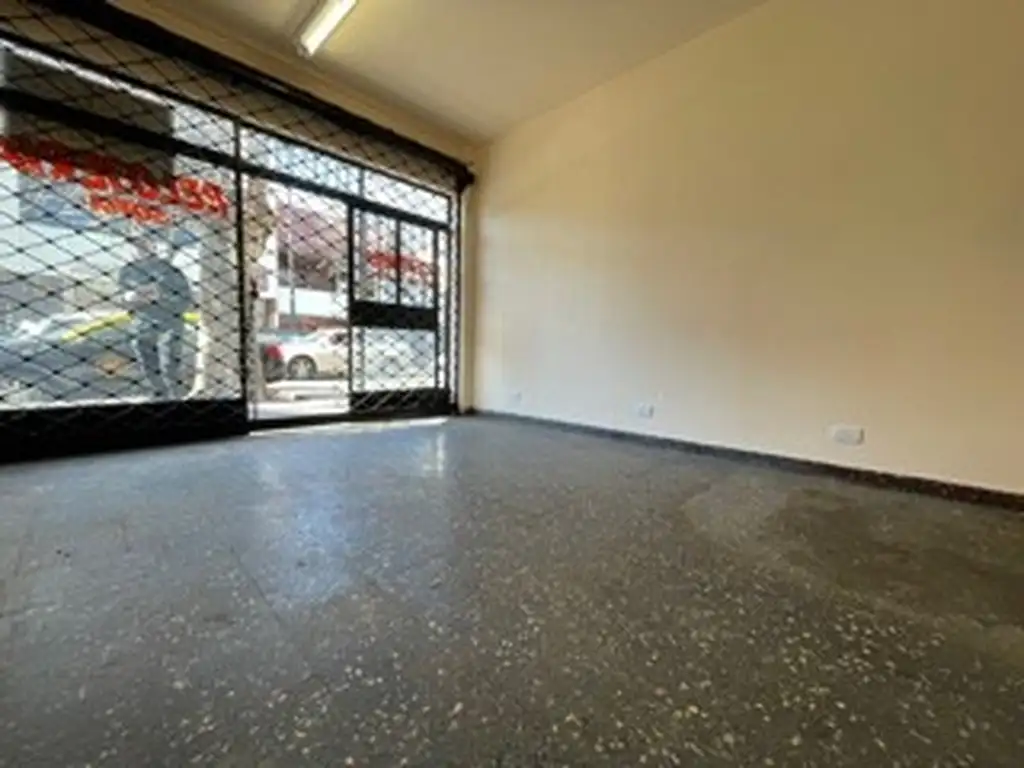 Foto de EXCELENTE LOCAL COMERCIAL A PASOS DE AV. RIVADAVIA SIN EXPENSAS 21 MTS, imagen 1