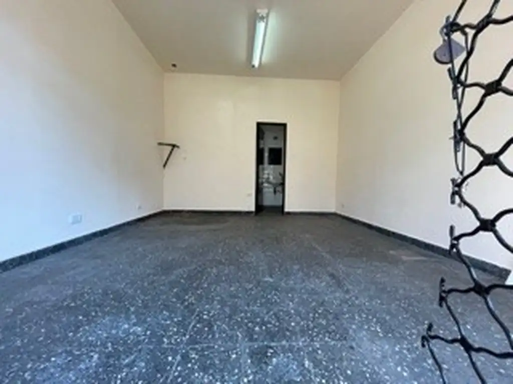 Foto de EXCELENTE LOCAL COMERCIAL A PASOS DE AV. RIVADAVIA SIN EXPENSAS 21 MTS, imagen 3