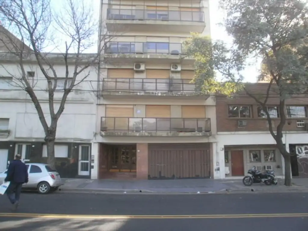 Foto de Impecable depto de cuatro ambientes, al frente, con balcon., imagen 1