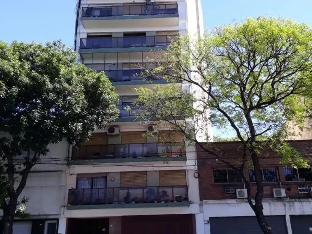 Foto de Impecable depto de cuatro ambientes, al frente, con balcon., imagen 2