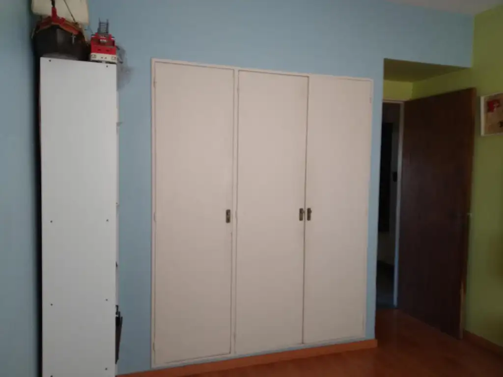 Foto de Impecable depto de cuatro ambientes, al frente, con balcon., imagen 3