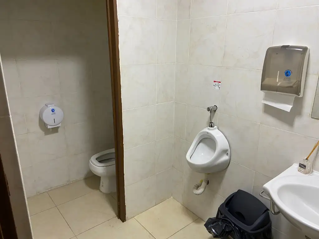 Foto de LOCAL EN VENTA EN VILLA DEL PARQUE A MTS DE CENTRO COMERCIAL, imagen 3