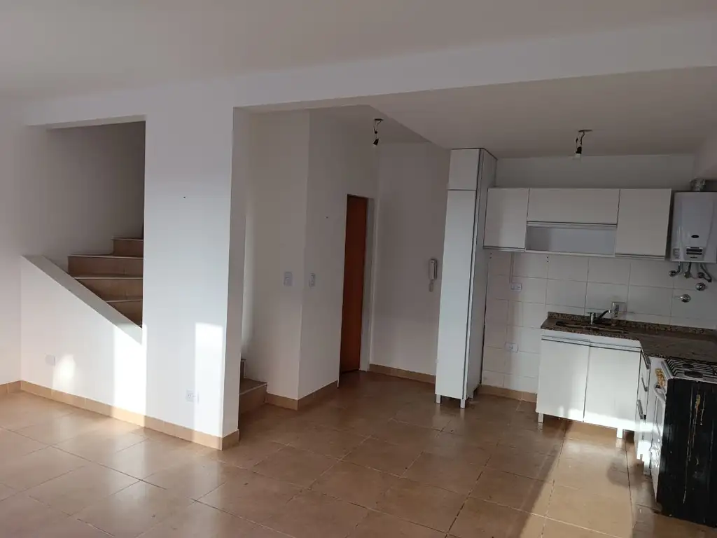 Foto de Excelente duplex de tres ambientes con cochera para un auto., imagen 1