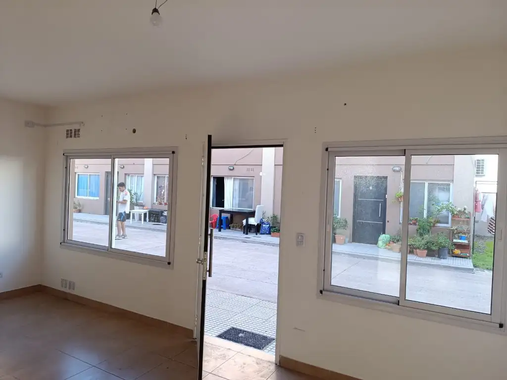 Foto de Excelente duplex de tres ambientes con cochera para un auto., imagen 3