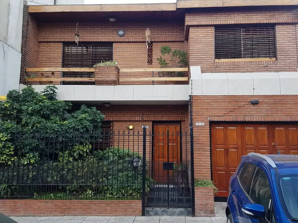Foto de Hermosa casa de 4 amb. en 2 plantas con gran fondo parquizado y, imagen 1