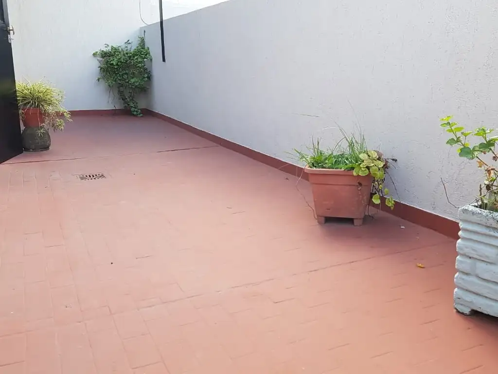 Foto de Hermosa casa de 4 amb. en 2 plantas con gran fondo parquizado y, imagen 2