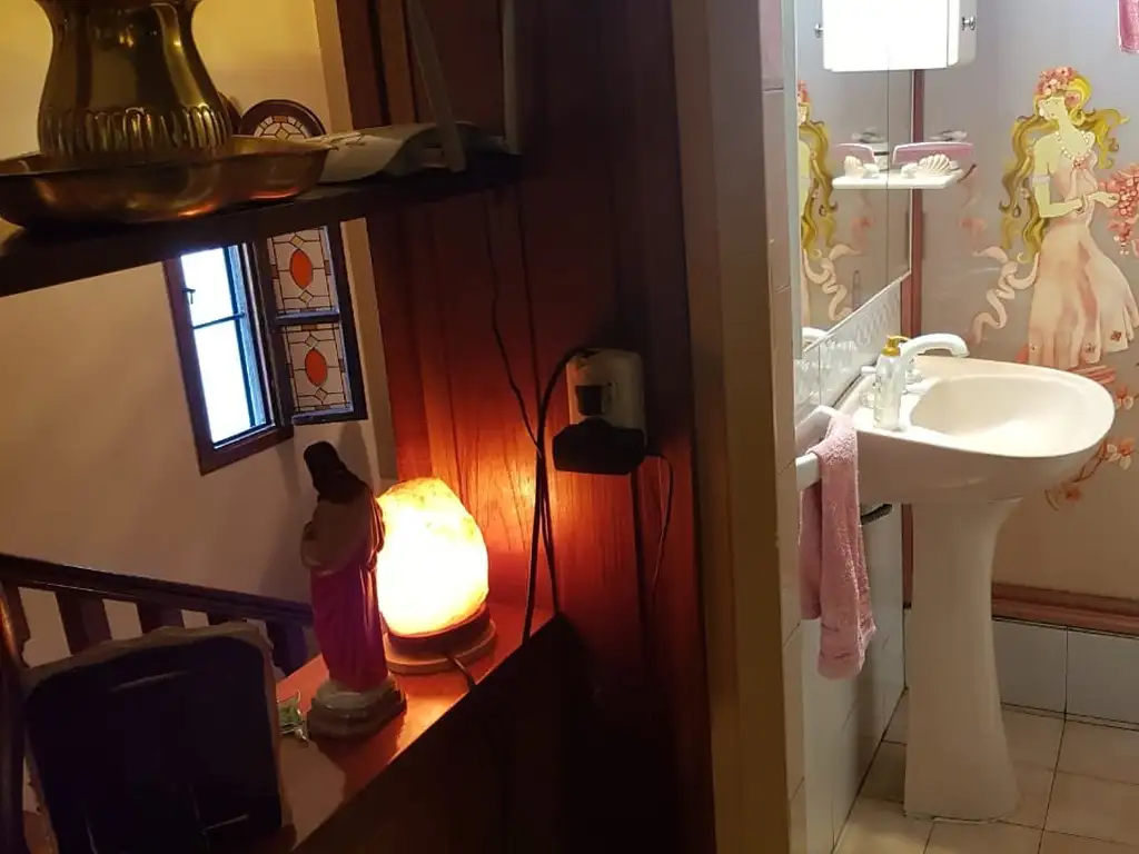 Foto de Hermosa casa de 4 amb. en 2 plantas con gran fondo parquizado y, imagen 3