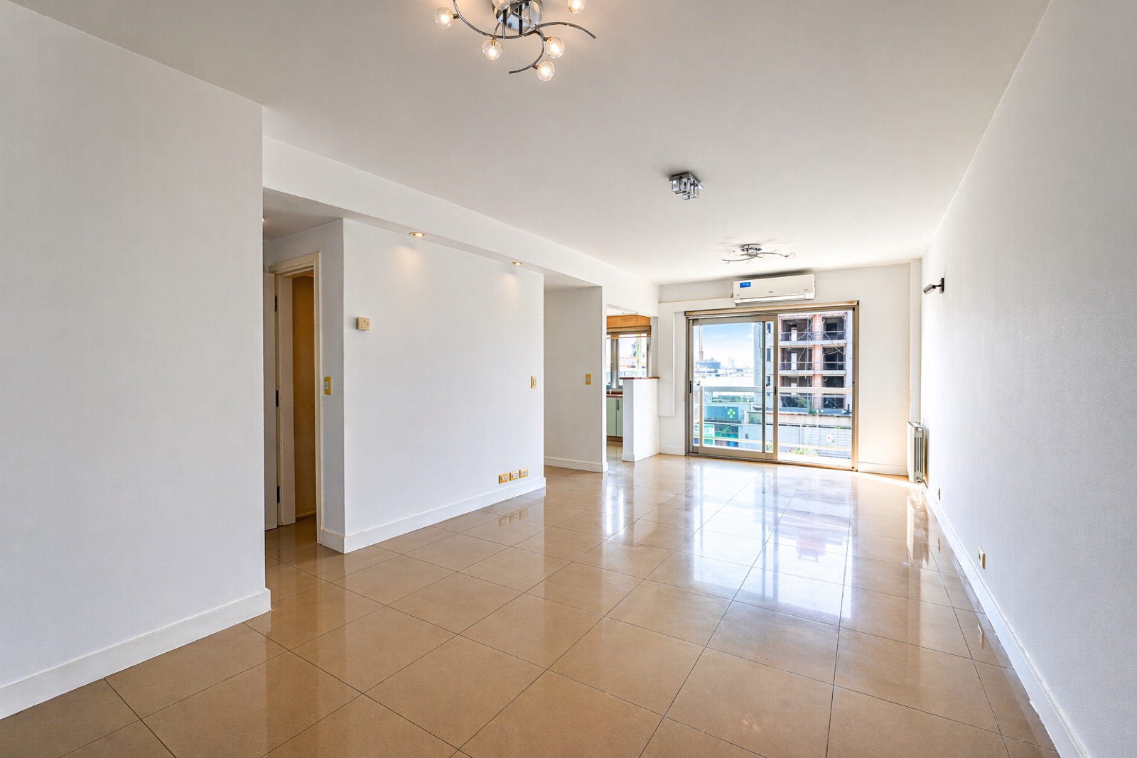Venta · 4 Ambientes · Semipiso con vista al mar · Balcón al frente · Cochera ·  La Perla ·