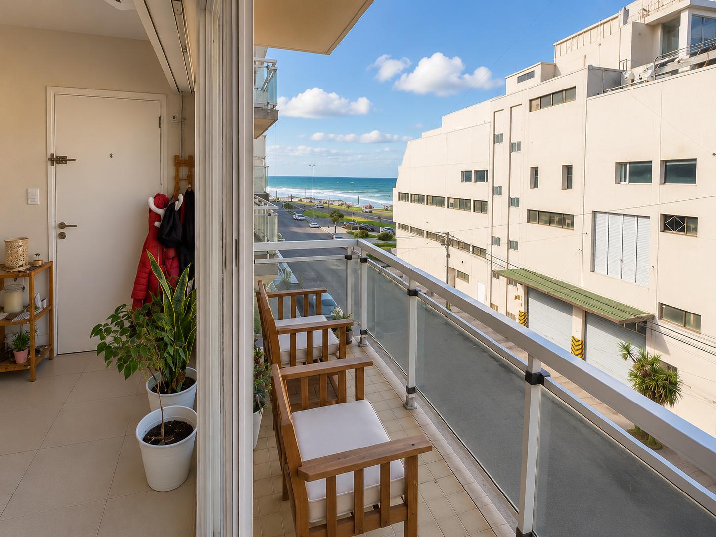 Departamento 3 ambientes - La Perla - Reciclado - Frente al mar - Cochera cubierta - Semipiso Venta