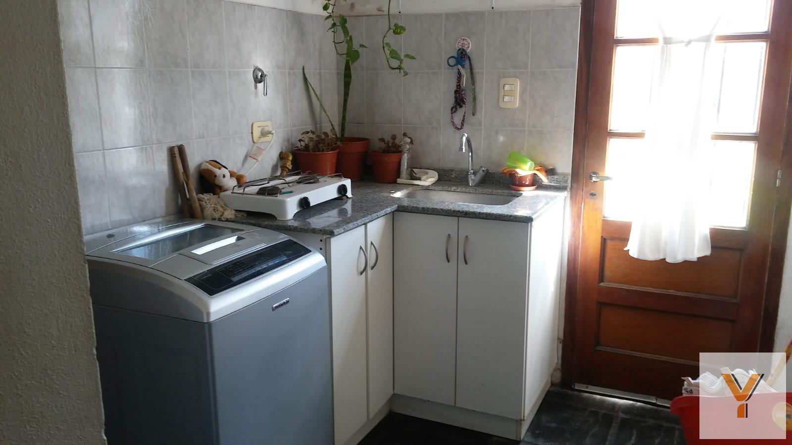 Foto de Casa en venta - 2 Dormitorios 1 Baño - Cochera - 270Mts2 - Chivilcoy, imagen 2