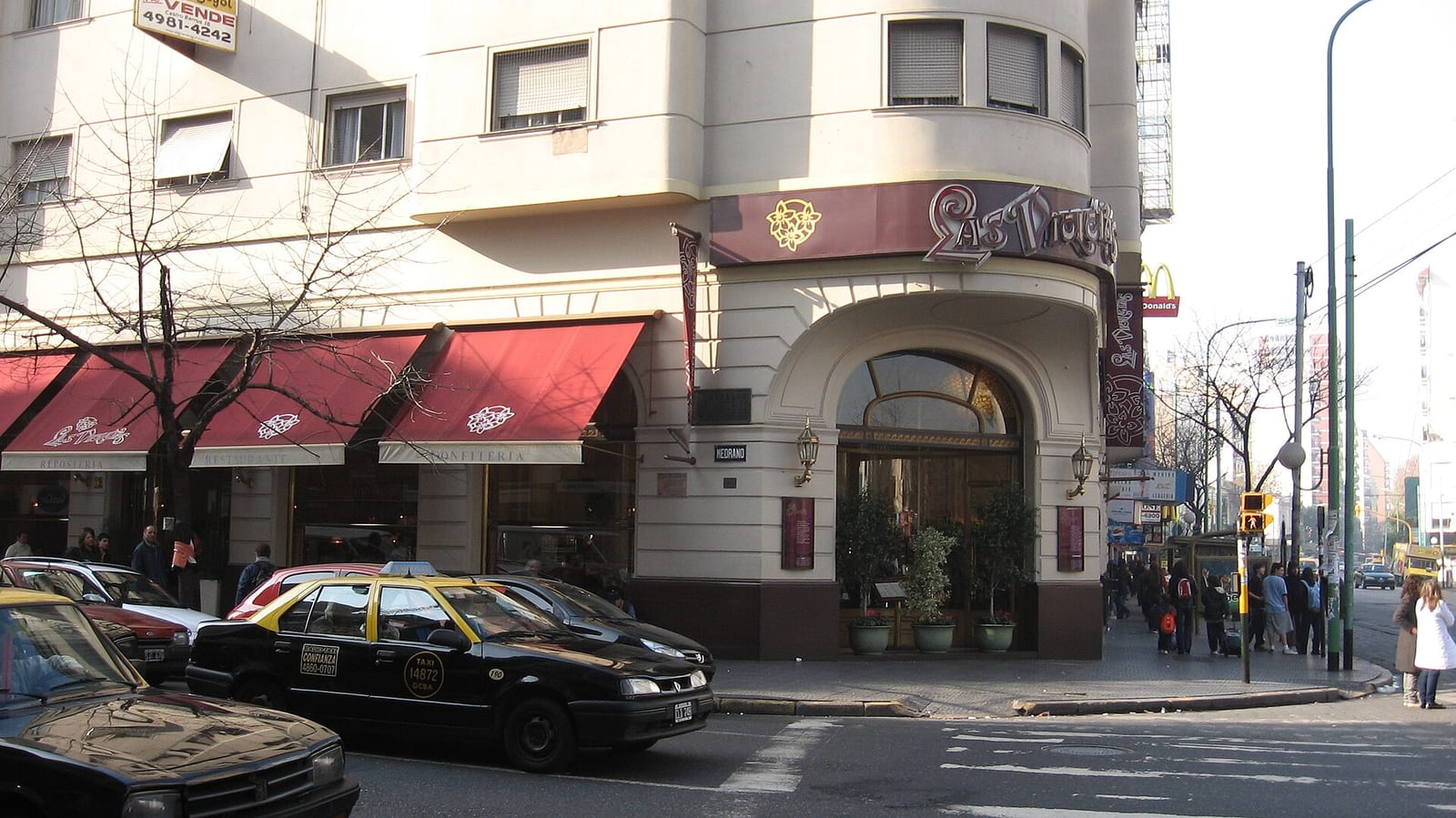 Confitería Las Violetas, café notable de 1884 en la esquina de Rivadavia y Medrano, Almagro