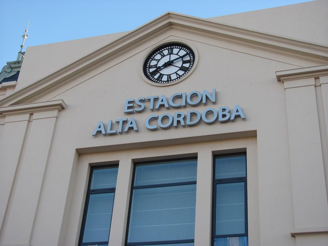 Cartel de la Estación Alta Córdoba, terminal del Ferrocarril General Belgrano y del Tren de las Sierras en Córdoba Capital