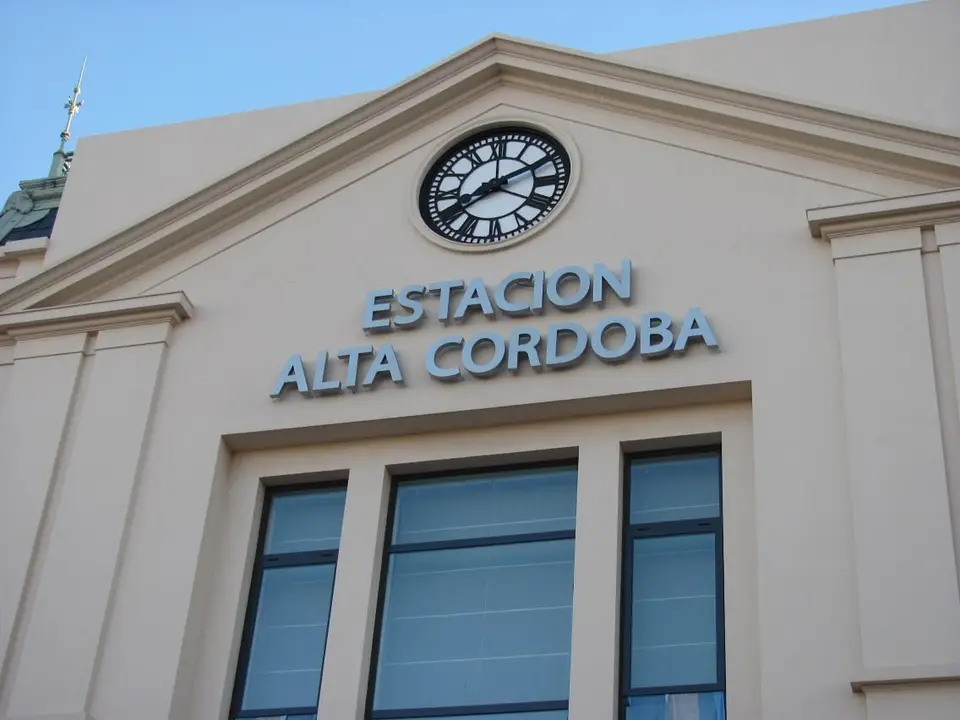 Cartel de la Estación Alta Córdoba, terminal del Ferrocarril General Belgrano y del Tren de las Sierras en Córdoba Capital
