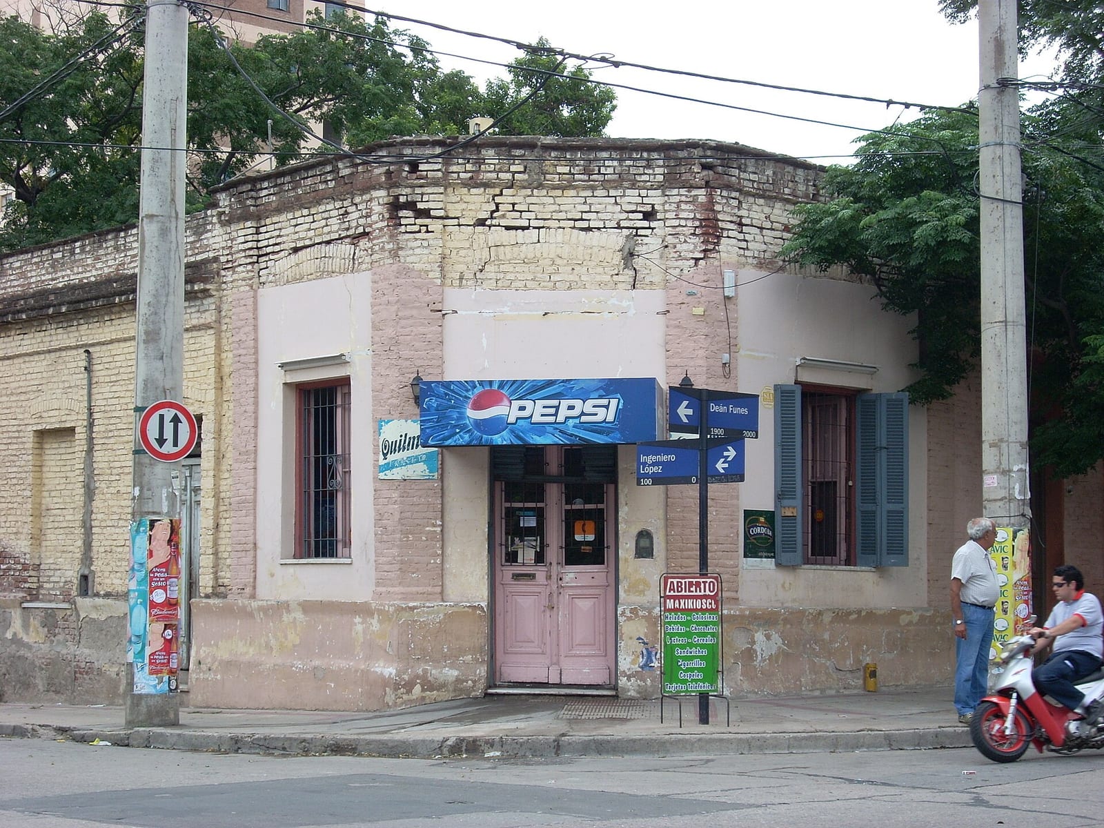 Viejo almacén del Barrio Alberdi, testigo de la historia obrera del vecindario