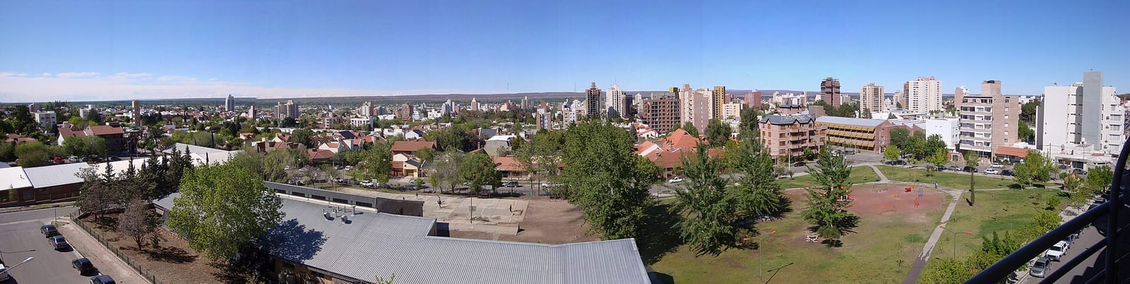 Panorámica de la ciudad de Neuquén Capital desde las bardas