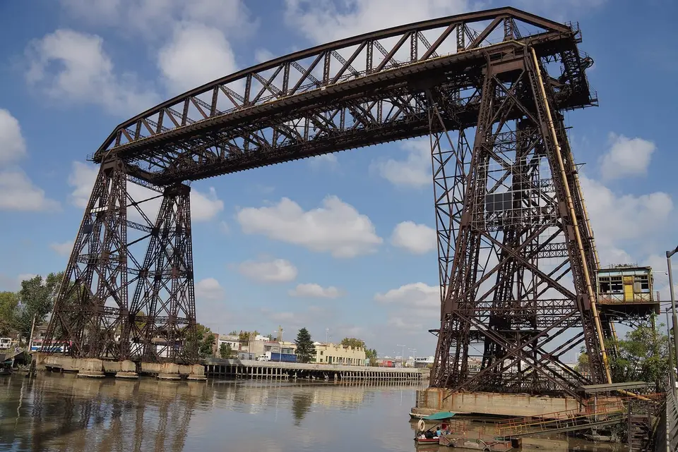 Puente Nicolás Avellaneda sobre el Riachuelo, primero de su tipo en el mundo (1893)