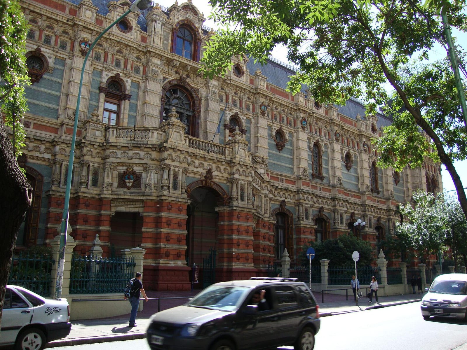 Palacio de Aguas Corrientes sobre calle Riobamba, joya arquitectónica de Balvanera