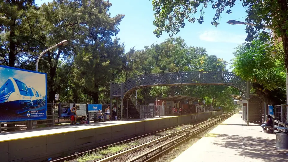 Estación Béccar de la Línea Mitre en Avenida Centenario y José Ingenieros