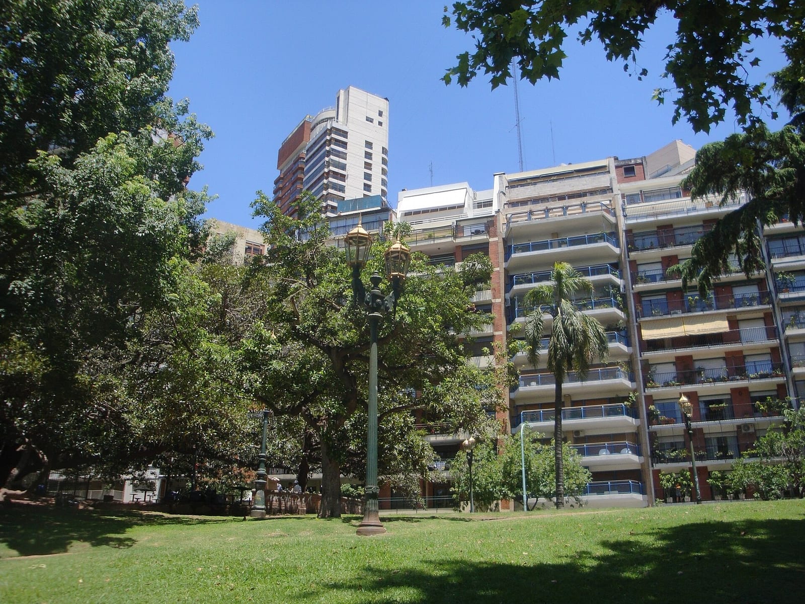 Plaza Barrancas de Belgrano, el pulmón verde del barrio diseñado por Carlos Thays en 1892