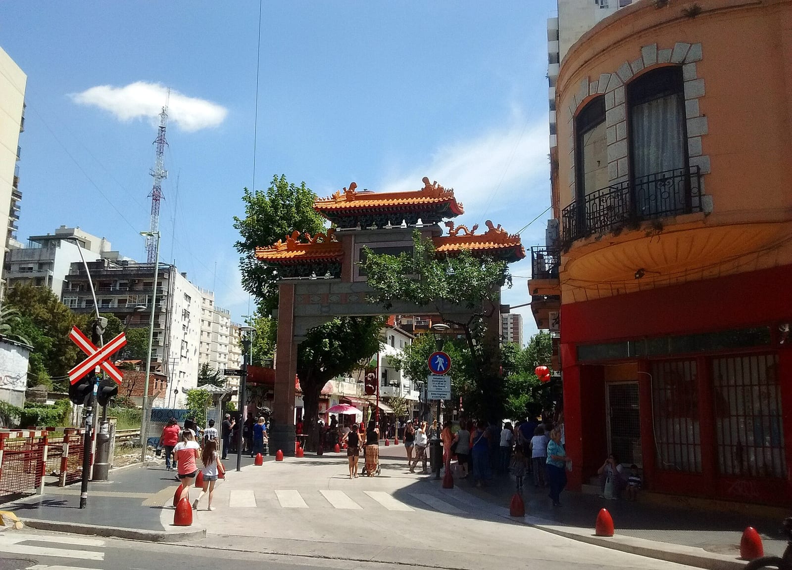 Entrada al Barrio Chino de Buenos Aires sobre la calle Arribeños en Belgrano