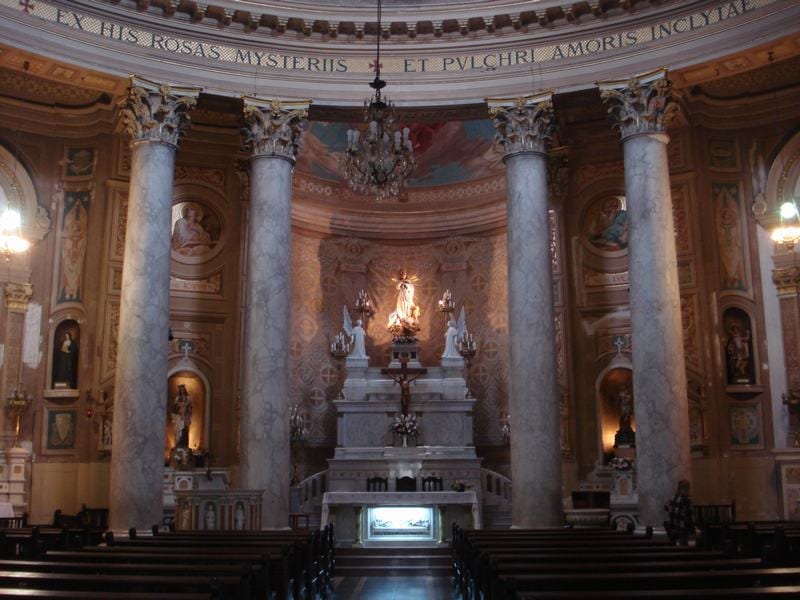 Iglesia La Redonda en las Barrancas de Belgrano, próxima a Belgrano R