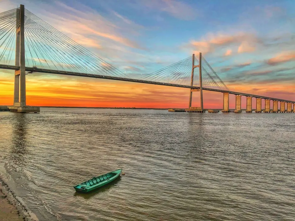 Vista del Puente Rosario-Victoria desde el río Paraná, símbolo de la ciudad de Rosario, Santa Fe