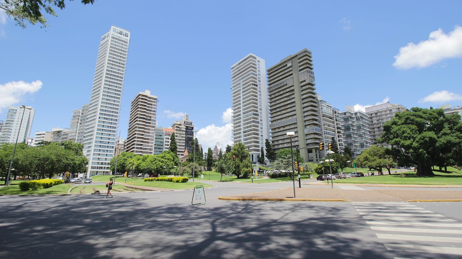 Skyline de la ciudad de Rosario con sus edificios sobre el Paraná