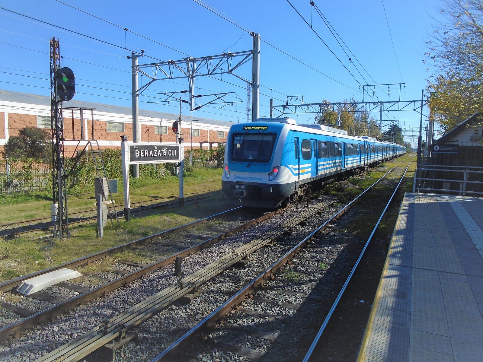 Estación Berazategui del Ferrocarril Roca, con señales semafóricas históricas