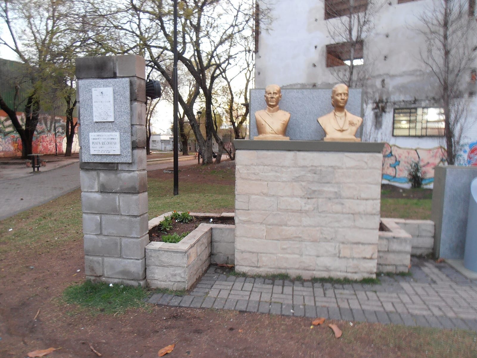 Monumento a Eva y Juan Domingo Perón en Plaza Rigolleau, Berazategui