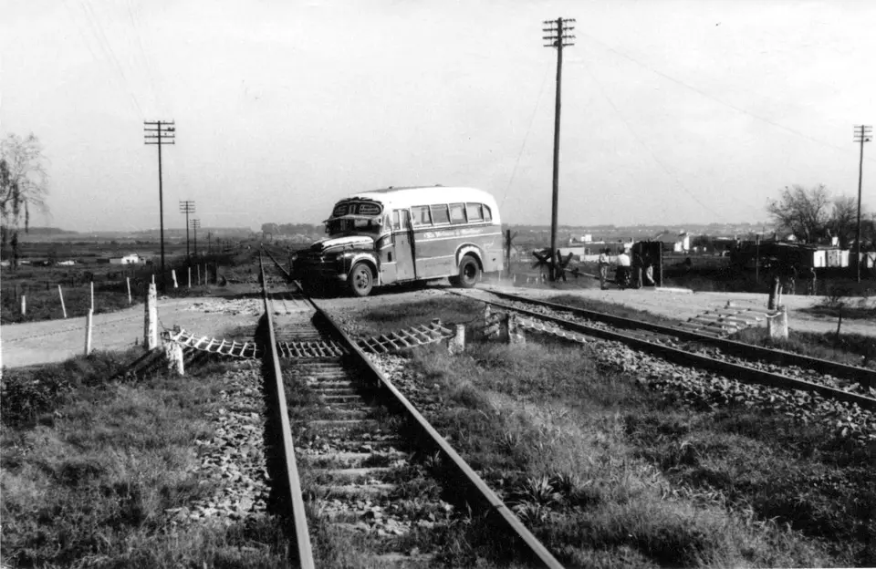 Colectivo de la línea 1 cruzando el paso a nivel de la calle Sarratea en Boulogne Sur Mer