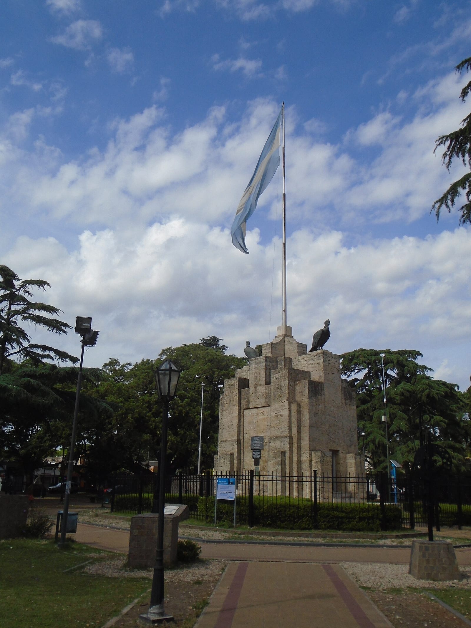 Primer Monumento a la Bandera Nacional en la Plaza Belgrano de Burzaco