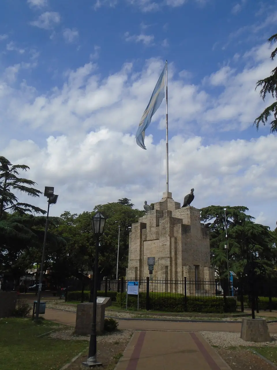 Primer Monumento a la Bandera Nacional en la Plaza Belgrano de Burzaco