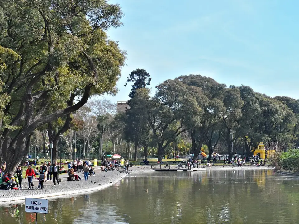 Lago del Parque Centenario, el gran pulmón verde de Caballito inaugurado en 1910
